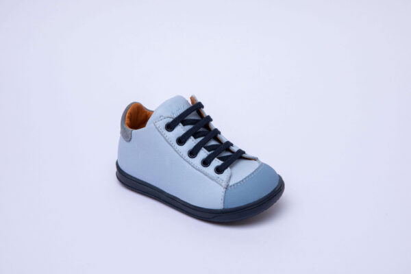 Chez babati, vous trouverez des chaussures bébé garçon à la fois confortables et stylées pour accompagner les premiers pas de vos petits.