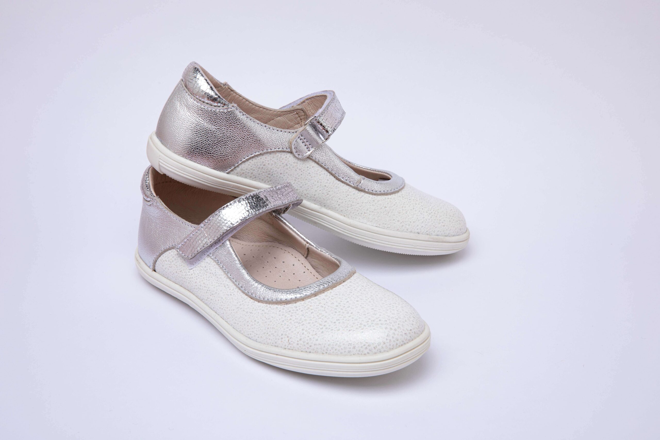 Ballerines irisées à scratch pour enfants couleur: blanc et argenté