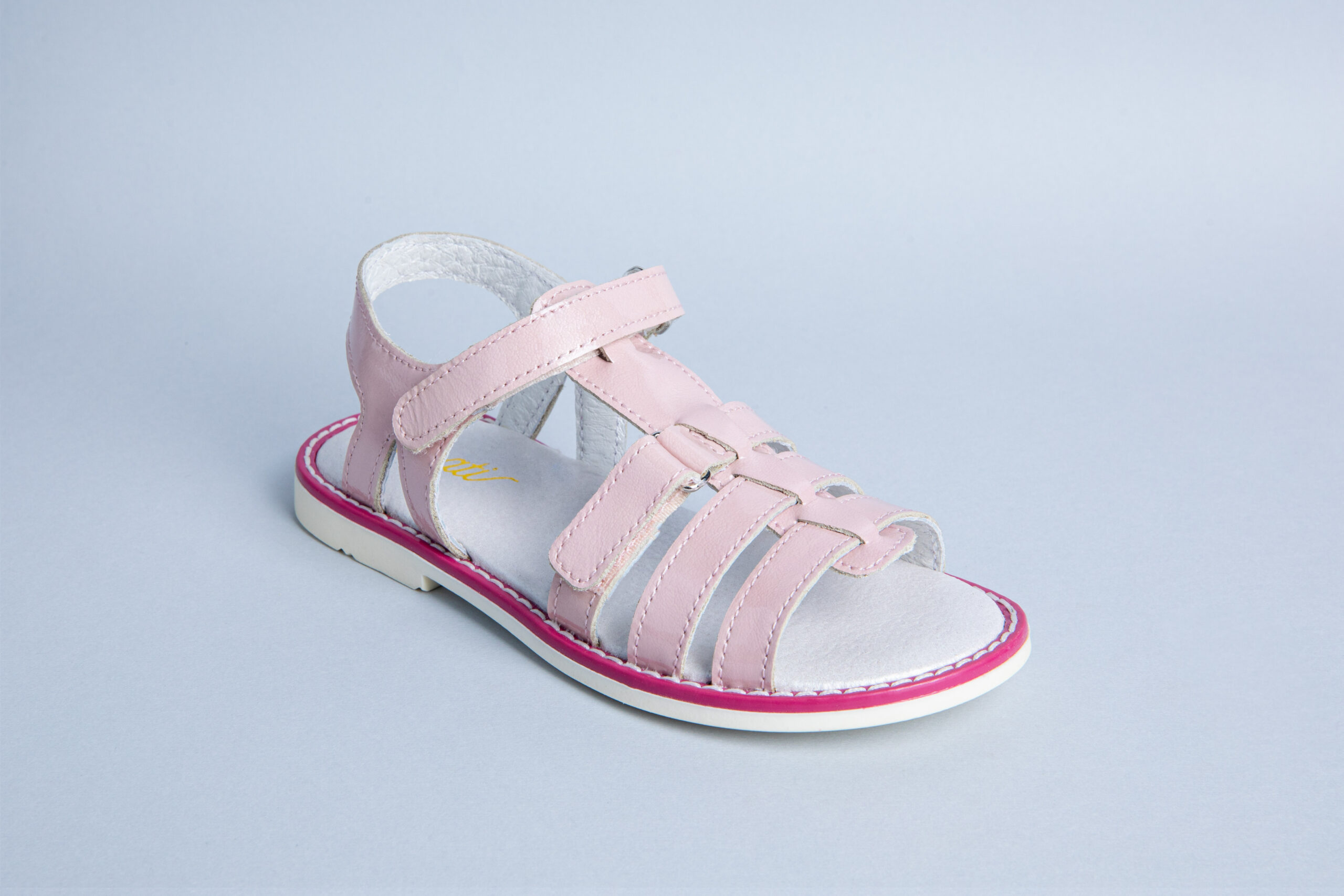 Sandales fille en cuir rose vernis